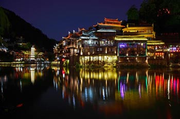 長沙出發(fā)到張家界天門山、玻璃棧道、鳳凰古城、鳳凰夜景往返二日游